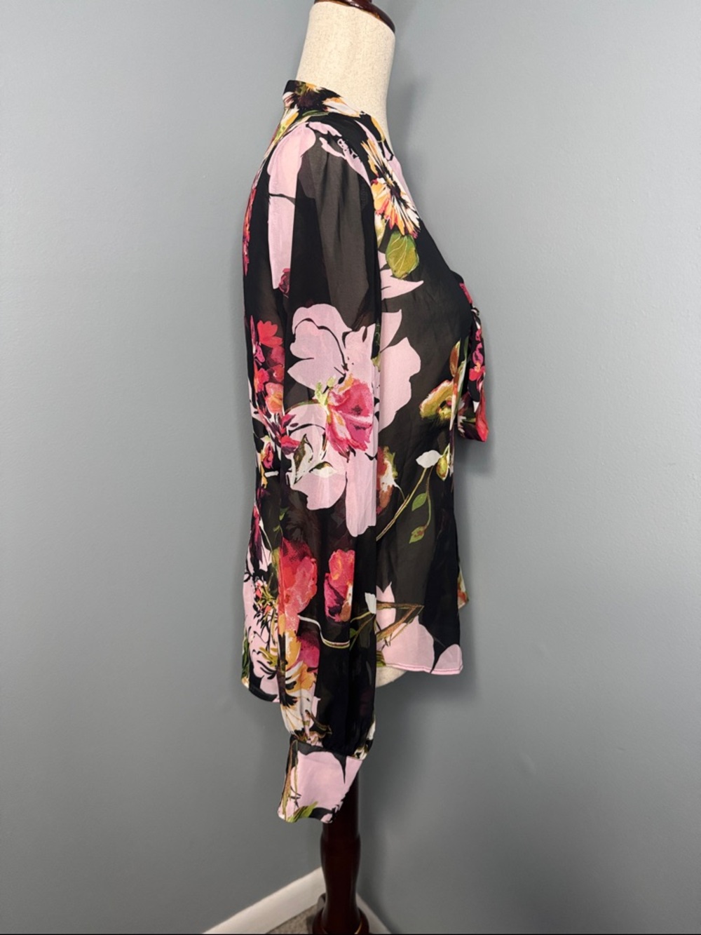 Express Women’s Black/Pink Floral Sheer Tie-Front Blouse Sz M - Picture 4 of 7